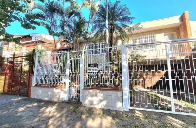 Ampla residência com pátio, ótima distribuição das peças, lareira, churrasqueira, posição solar execelente e com 4 vagas de garagem.