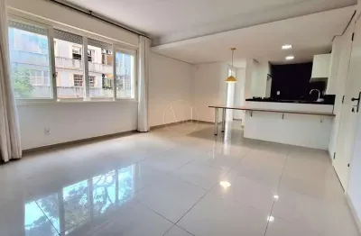 Desocupado!!! apartamento de 2 dormitórios de frente, reformado, dependência (home office), vaga carro e moto + depósito. elevador e gás central. zona plana!!!