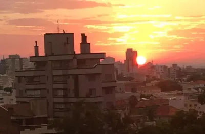 Apartamento à venda no bairro São João / Higienópolis, Porto Alegre - Churrasqueira, lareira, sol e garagem.