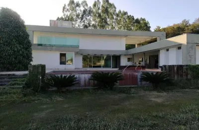 Descubra o privilégio de viver em uma verdadeira mansão duplex no exclusivo condomínio belvedere, em esmeraldas! com impressionantes 850m² de área útil, esta residência foi projetada para proporcionar