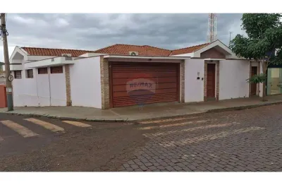 Casa térrea com 03 dormitórios para venda no centro de dumont-sp