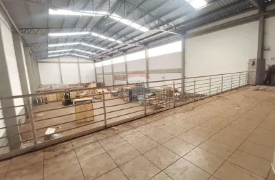 Galpão de 1350 m² com 3 docas, garagem e escritório - prox. aeroporto