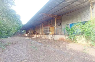 Galpão para alugar próximo ao aeroporto de 3000 m² com docas.