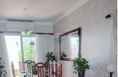 Casa em condomínio com 3 quartos, sendo 1 suíte e reformada. Vila do Golf.