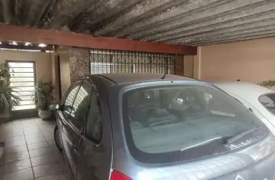 Sobrado em exelente localizaçao com 3 dormitorios sala com 3 mbientes 3 wc corredor lateral edcula n