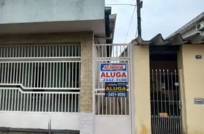 Casa de fundos com 1 quarto, sala, cozinha, banheiro e lavanderia coberta