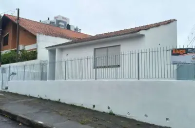 Casa com 2 quartos para alugar na Rua Joana D Arc, 75, Nossa Senhora de Lourdes, Santa Maria