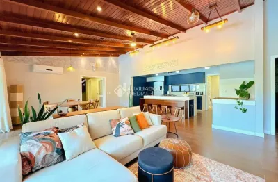 Casa com 4 quartos à venda na josé antonio lobo, 10, ferraz, garopaba, 180 m2 por r$ 2.199.950