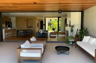 Casa em condomínio fechado com 3 quartos à venda na das flores, 555, morrinhos, garopaba, 306 m2 por r$ 4.990.000