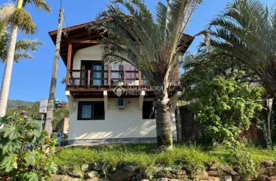 Casa com 3 quartos à venda na adílio inácio de abreu, 1, costa do macacu, garopaba, 160 m2 por r$ 900.000