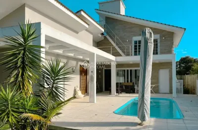 Casa em condomínio fechado com 3 quartos à venda na vereador laudelino antônio teixeira, 1285, grama, garopaba, 245 m2 por r$ 2.500.000