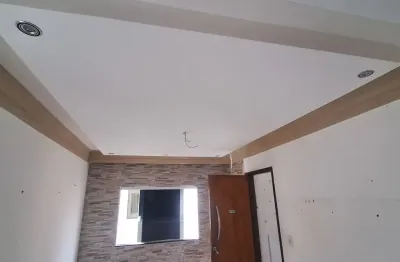 Vende se apartamento espaçoso com  2/4, sendo 1 suíte.
