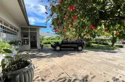 Casa com 3 dormitórios, sendo 2 suítes, amplo pátio com piscina, no centro de estância velha