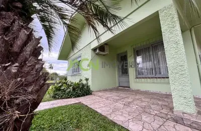 Casa com 4 dormitórios, no centro de estância velha