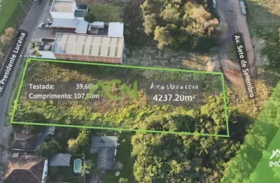 Área plana com 4237,20m², com frente para av. presidente lucena e av 7  de setembro, no centro de estância velha.