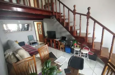 Linda casa no jd portugal: são 3 dormitórios sendo 1 suíte, 2 banheiros, 3 vagas de garagem, quintal com churrasqueira