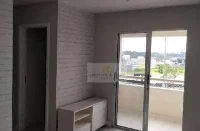 O apartamento tem 65m2, com 3 quartos, sendo 1 suíte, todos com armários planejados.