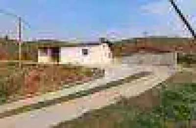 Linda chácara com 2 casas, rede elétrica e árvores frutíferas, próxima ao centro de jambeiro.