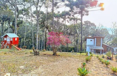 Refúgio na serra: casa com lagos e cachoeirinha em campos do jordão