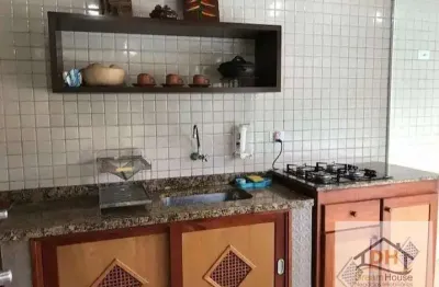 Casa terrea com piscina, em condomínio fechado, c/  4 dormitórios sendo 2 suítes