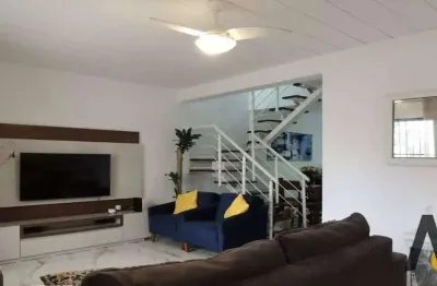Excelente casa duplex com sótão; de 99m² com três quartos, sendo uma suíte. toda em porcelanato, com uma vaga na escritura. aceita financiamento.