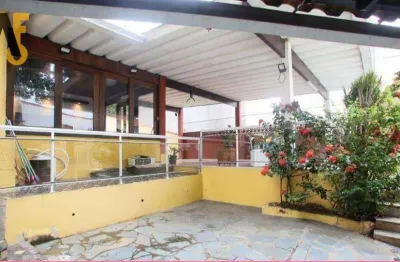 Vendo excelente casa com 447 metros quadrados de terreno na taquara, em jacarepaguá