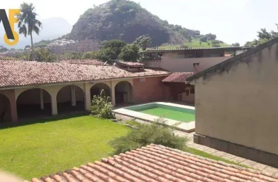 Casa com piscina, churrasqueira, jardim. medindo 800m².