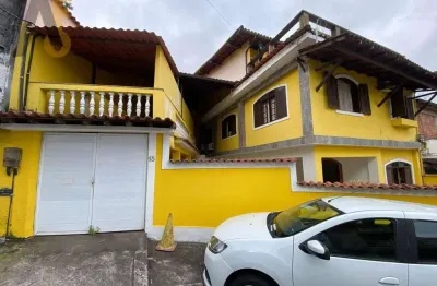 Casa de vila. casa que atende duas famílias! uma com 4 quartos e edícula!