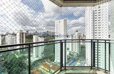 Com 3 suítes e 4 banheiros, a propriedade oferece diversos espaços elegantes, incluindo sala de jant