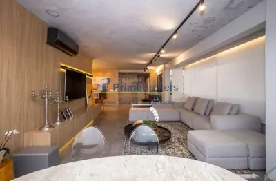 Este amplo apartamento de 209 m² oferece a combinação perfeita de conforto e sofisticação.