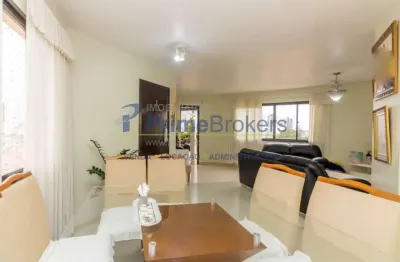 Com uma área privativa de 140 m², o imóvel conta com 3 quartos, sendo 1 suíte, e 4 banheiros.