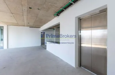 Localizado na avenida roque petroni júnior, este imóvel impressiona com suas amplas áreas e um tota