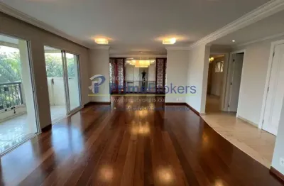 Este apartamento de 220 m² oferece um espaço amplo e confortável, ideal para famílias que buscam qua
