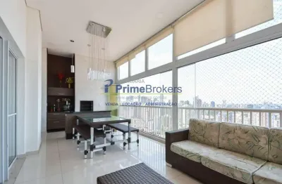 Este espaçoso apartamento de 137 m² conta com três suítes, quatro banheiros e duas vagas de garagem.