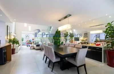 Com uma área privativa de 275 m², este imóvel é uma oportunidade única para quem busca conforto e es