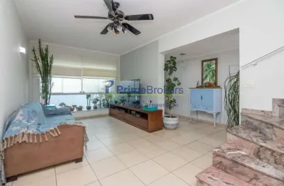 Com uma área total de 126m² e uma área privativa de 161m², este imóvel é perfeito para quem busca co