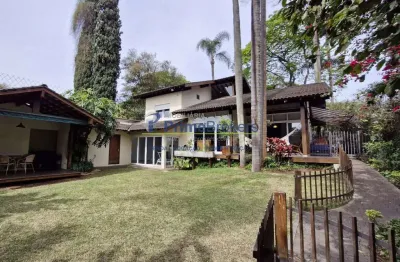 Casa com 256m2 au,543m2 at, 2 suites ,piscina , escritório e jardim.