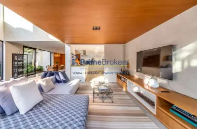 Casa, 326m² - 3 Dormitórios, 3 Suítes, 6 Vagas, Piscina Raia e Jardim - Alto de Pinheiros