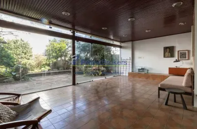 Sobrado, 209m² - 5 Dormitórios, 1 Suíte, 2 Vagas, Salão de Festas e Jardim - Moema