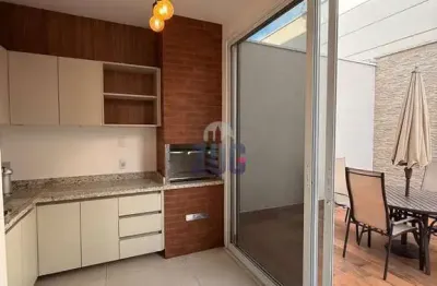 Casa geminada em condomínio fechado, 3 dormitórios, jacuzzi, área gourmet, piscina e segurança. Documentação OK. Valinhos/SP.