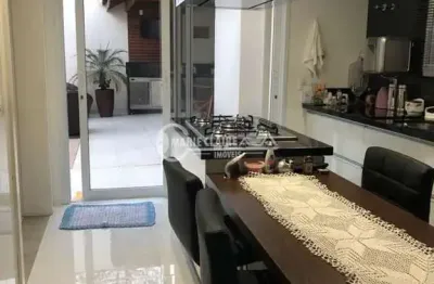 Sobrado á venda com 3 suítes e 4 vagas – condomínio chácara das flores.