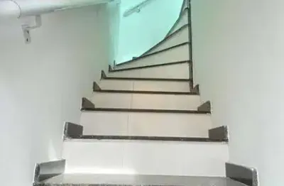 Casa sobreposta com 2 quartos, maracanã - praia grande