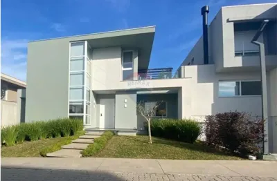 Casa em condomínio fechado le parc em caxias do sul. 3 suítes, vista incrível, espaço gourmet, piso aquecido e garagem para 5 carros.