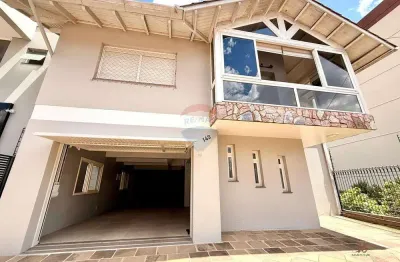 Lindíssima casa em rua principal no bela vista. com 03 quartos, sendo um suite master com closet.