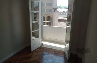 Apartamento com 3 quartos, desocupado no centro histórico.