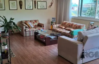 Apartamento de 152 m², com 3 dormitórios, 1 suíte e 2 vagas no bairro bom fim