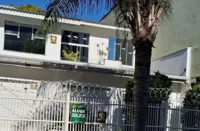 Casa mista seminova com duas lojas averbadas na cidade baixa