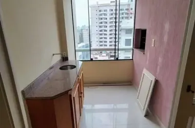 Aluga apartamento com 2 quartos, andar alto, sacada e garagem  na cidade baixa.