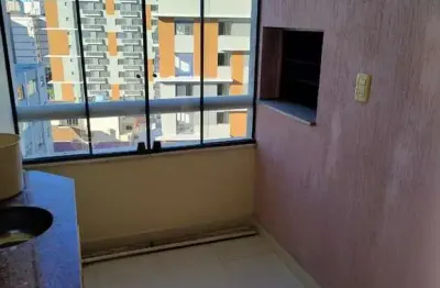 Aluga apartamento com 2 quartos, andar alto, sacada e garagem  na cidade baixa.