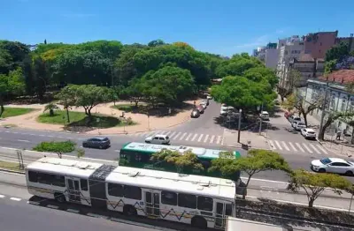 Ótimo apartamento desocupado de frente para a redenção- cidade baixa